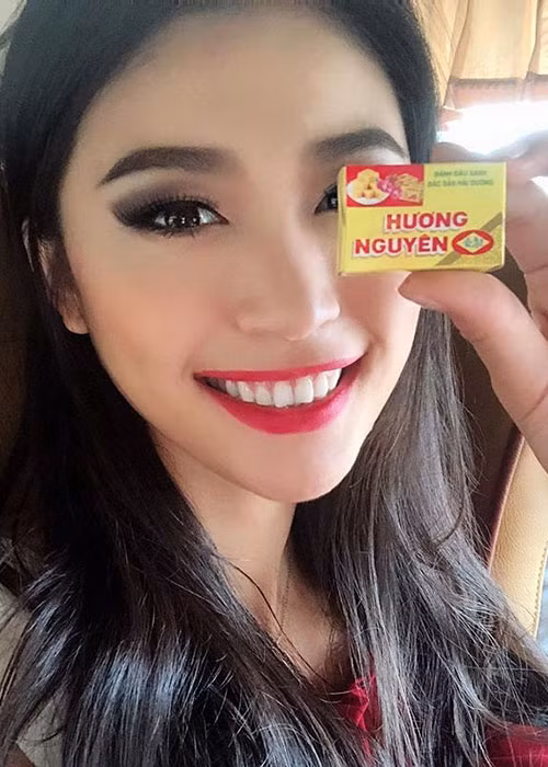 Người đẹp đến từ Trung Quốc khoe quà tặng của H'hen Niê.