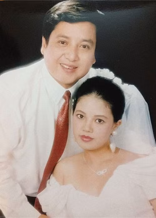 Chí Trung - Ngọc Huyền cũng là cặp vợ chồng sao Việt chứng minh càng yêu lâu càng mặn nồng. Trong giai đoạn 8 năm hẹn hò, dù gặp nhiều dốc ghềnh bởi sự ngăn cản của người lớn, cuộc sống khó khăn nhưng cả hai chưa từng có ý định buông tay nhau. Ảnh: Khám phá