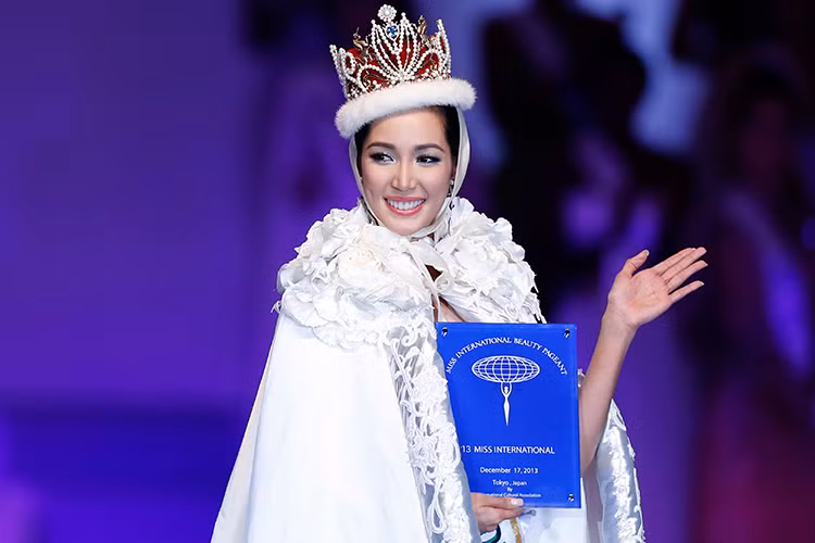 Bea Rose Santiago sinh năm 1990, đến từ Philippines. Năm 2013, cô đăng quang cuộc thi Hoa hậu Quốc tế. Ảnh: GMA