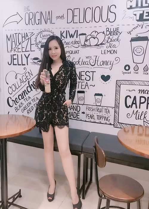 Nữ diễn viên chọn váy áo khéo léo đôi chân thon gọn.