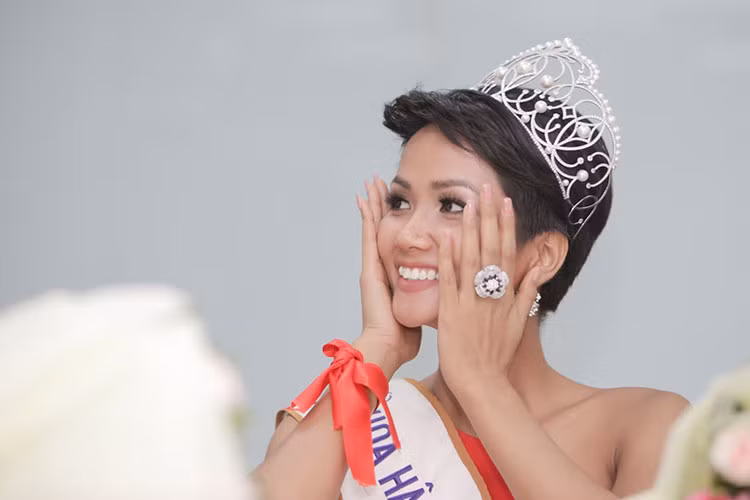 Hiếm có mỹ nhân Việt nào đáng yêu như cô gái dân tộc Ê-Đê này. Ảnh: Zing