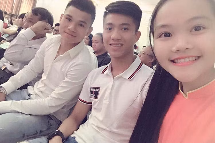 Học trò của Lưu Hương Giang khoe ảnh bên hai cầu thủ của đội tuyển Việt Nam cùng quê với em.