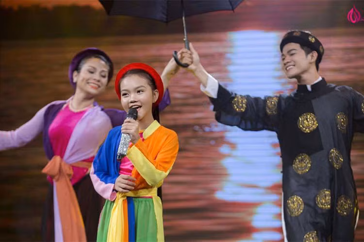 Nhận thấy con gái có tài năng, mẹ của Quỳnh Như dạy con tập hát và dùng điện thoại quay clip đăng tải trên Youtube. Nhờ đó, em được NSND Hồng Lưu phát hiện và nhận vào lớp đào tạo dân ca nhí.