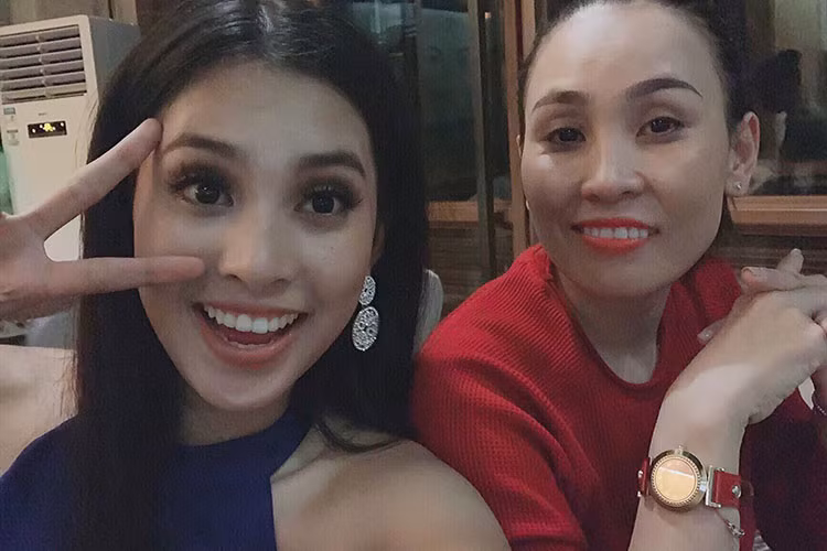 Hiện, mẹ của Tiểu Vy đã có mặt tại Trung Quốc để cổ vũ con gái thi chung kết.
