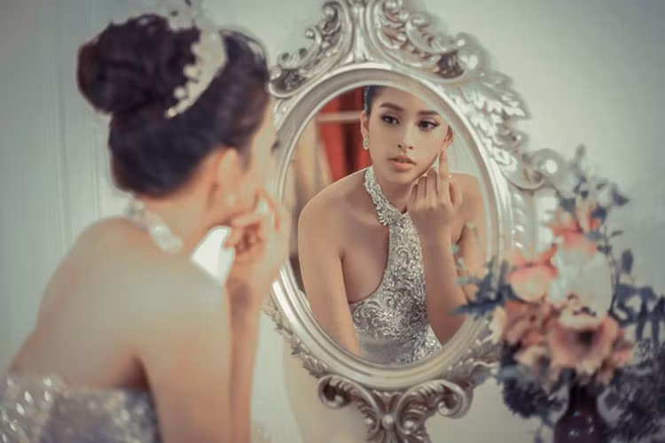 Nàng hoa hậu gốc Quảng Nam đẹp hút hồn với mẫu váy cổ yếm bó sát.