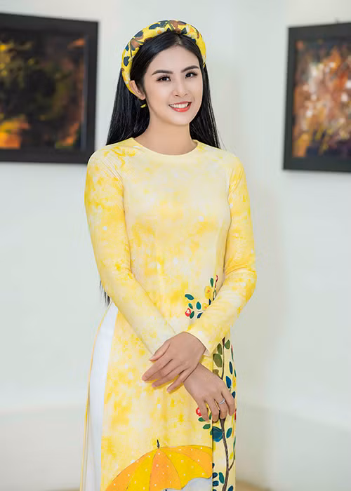 Cũng dự sự kiện, Hoa hậu Ngọc Hân chọn mặc trang phục áo dài.