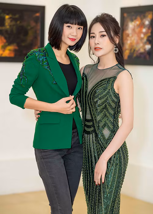 Phương Oanh đọ sắc cùng người mẫu Hạ Vy tại sự kiện. Được biết, trước khi đóng phim, Phương Oanh xuất thân là người mẫu.