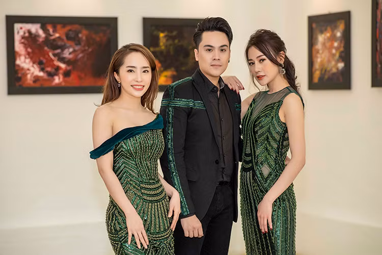 "Cá sấu chúa" Quỳnh Nga tỏ ra khá vui vẻ tại sự kiện sau tin đồn hôn nhân với người mẫu Doãn Tuấn rạn nứt rộ lên gần đây. Hiện, trước nghi vấn tình cảm gặp trục trặc, cặp đôi vẫn chưa lên tiếng.