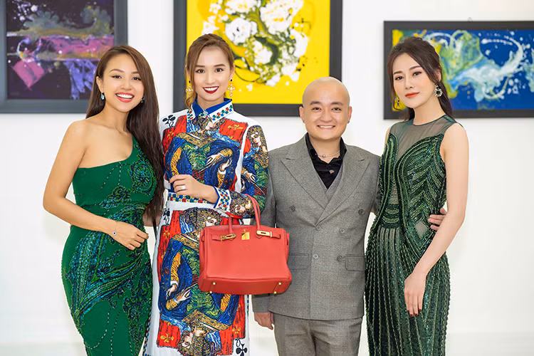 Tại sự kiện, Vân Hugo vui vẻ hội ngộ cô bạn thân Lã Thanh Huyền.