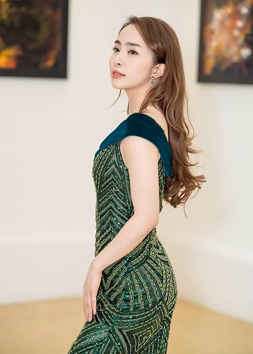 Sau khi kết hôn với người mẫu Doãn Tuấn vào năm 2014, "cá sấu chúa" Quỳnh Nga thỉnh thoảng tham gia sự kiện.