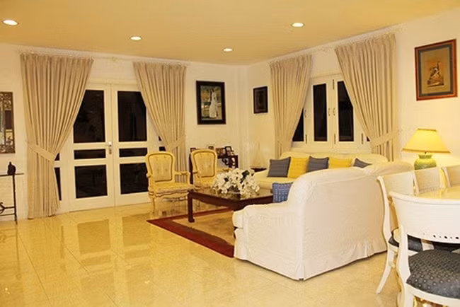 Phòng khách được bài trí đơn giản nhưng rất tinh tế với tông màu trắng chủ đạo, kết hợp với ánh đèn vàng tạo cảm giác ấm cúng, sang trọng.