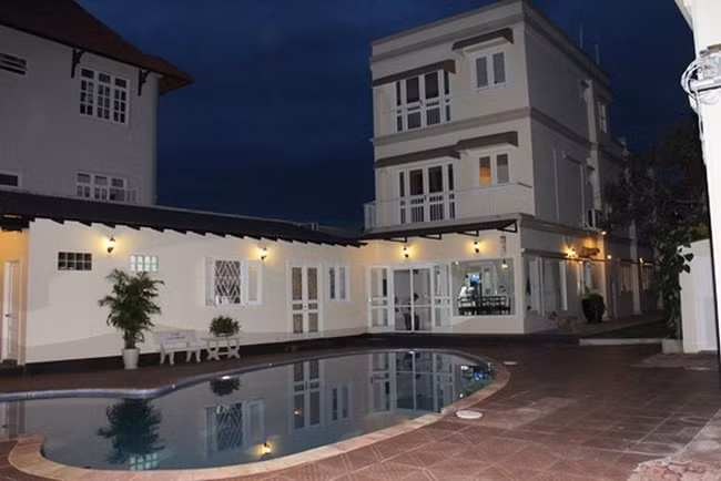 Căn biệt thự được thiết kế theo phong cách Địa Trung Hải, như tòa bạch dinh đẹp tinh tế nằm giữa vườn cây xanh mướt.