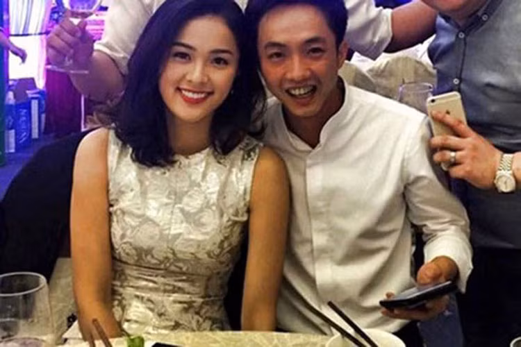 Năm 2015, sau khi ly hôn, Cường Đô la hẹn hò hot girl Hạ Vi. Giống như những bóng hồng khác, Hạ Vi bị nghi yêu Cường Đô la vì tiền. Ảnh: Zing