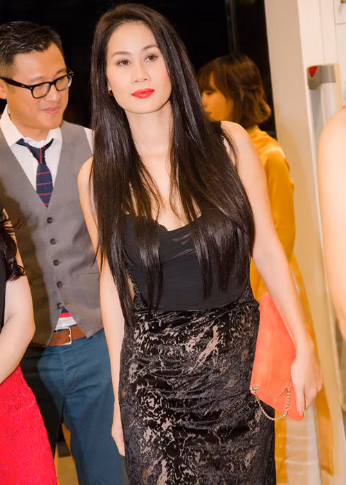 Trải qua một lần đò, nữ diễn viên trở nên kín tiếng. Tuy nhiên, năm 2013, cô liên tục bị bắt gặp đi cùng một người đàn ông lạ mặt. Ảnh: Infonet