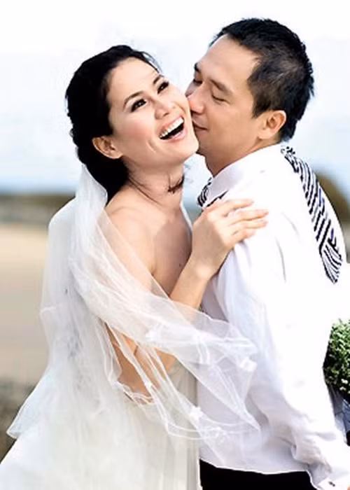 Năm 2008, Thân Thúy Hà bất ngờ lên xe hoa. Nửa kia của nữ diễn viên tên Thanh Vũ hơn cô 3 tuổi, làm kinh doanh và cả hai từng là bạn cũ. Ảnh: Zing