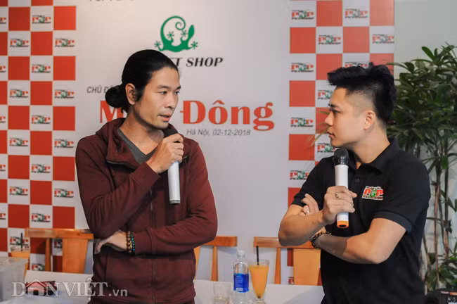 Anh Nghĩa (bên trái), chủ nhiệm CLB Bò sát Hà Nội cho biết, bò sát được chọn làm thú cưng rất đa dạng, nào là rùa, trăn, rắn…nhưng có một nguyên tắc mà CLB của anh và nhiều hội nuôi bò sát khác đều phải tuân thủ, đó là chỉ nuôi những loài không có nọc độc và không có tên trong Sách Đỏ.