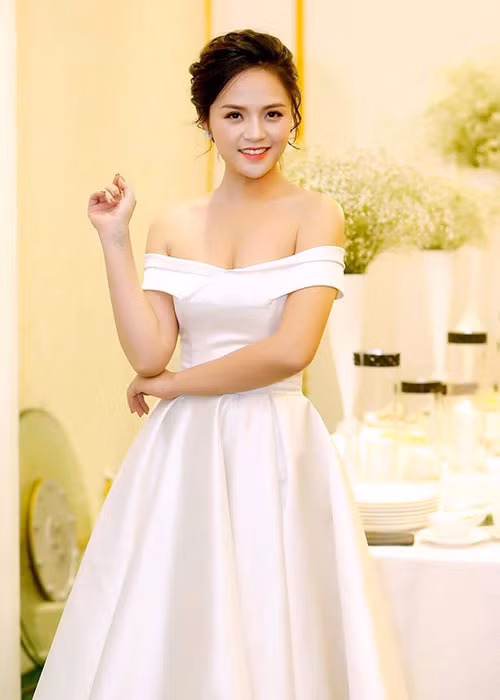 Sau khi sinh con, nữ diễn viên nhanh chóng lấy lại được vóc dáng và còn được khen gợi cảm hơn.