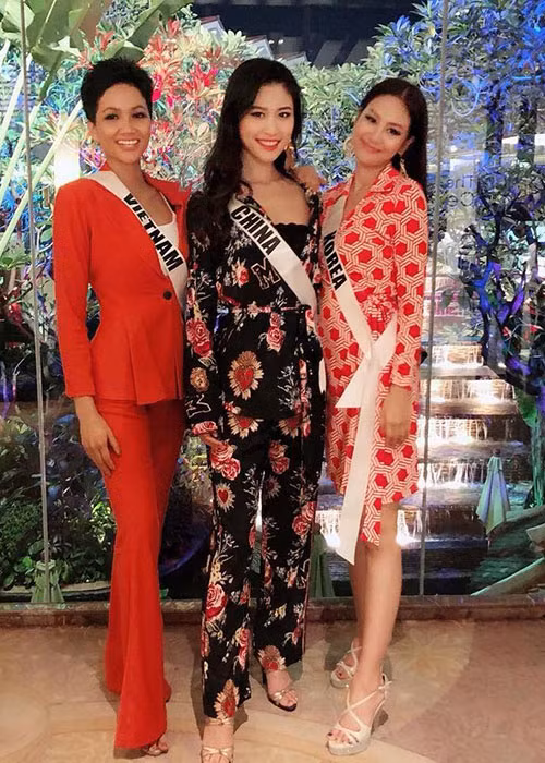 Ngoài váy áo lệch vai, H'hen Niê còn mê mẩn vest.