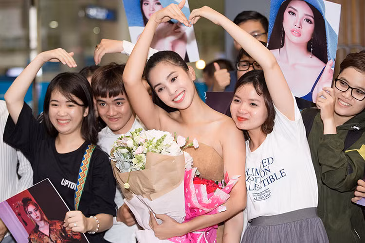 Người hâm mộ đã có mặt rất sớm tại sân bay để chờ đón sự xuất hiện của Tiểu Vy.