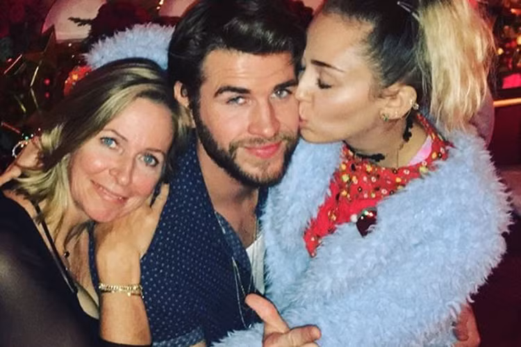 Cuối cùng, cuộc tình thanh xuân Miley dành cho Liam đã có cái kết tốt đẹp. Ảnh: FBNV