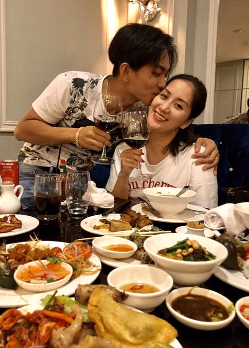 Để có được hạnh phúc viên mãn như ngày hôm nay, cặp đôi lệch tuổi đã trải qua bao sóng gió.