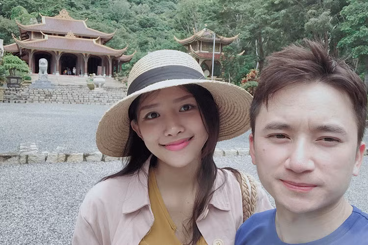 Tháng 9/2018, Phan Mạnh Quỳnh cầu hôn Khánh Vy bên bờ biển và nhận được lời đồng ý của bạn gái.