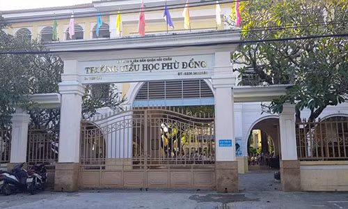 Roi tu tang 2 xuong dat, 1 hoc sinh tieu hoc nguy kich