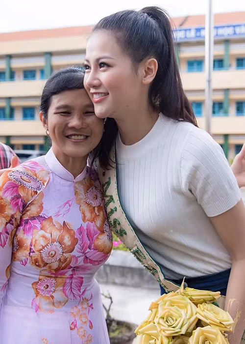 Khi mới trở về nước, Phương Khánh từng đến thăm trường cũ. Ảnh: FBNV