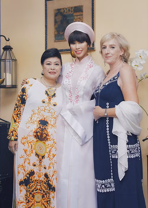 "Khi ở bên chúng tôi, mẹ chồng rất hay chuyện, tâm sự với chúng tôi và yêu thương tôi thực lòng...Mỗi khi gặp chúng tôi, mẹ mua quà cho cả hai đứa và bao giờ tôi cũng được nhiều quà hơn", nữ siêu mẫu chia sẻ trên Gia đình xã hội. Ảnh: Zing