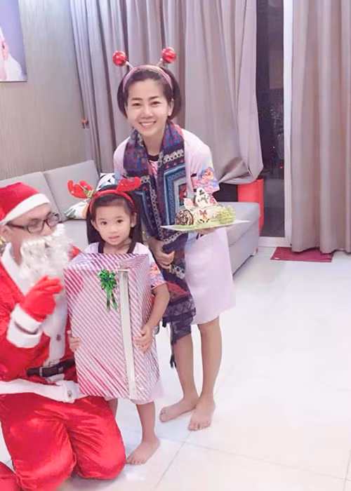 Mai Phương cùng con gái đón Giáng Sinh tại nhà. Trước đó, khi nữ diễn viên nhờ bạn bè tư vấn nơi đón Giáng sinh phù hợp với hai mẹ con, Phùng Ngọc Huy gợi ý địa điểm ở Phan Thiết khiến dân mạng mong cả hai sẽ tái hợp.