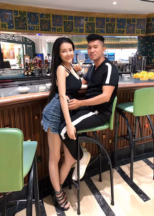 Bạn gái của Lương Bằng Quang lâu nay gắn liền với phong cách thời trang lớn trước tuổi.