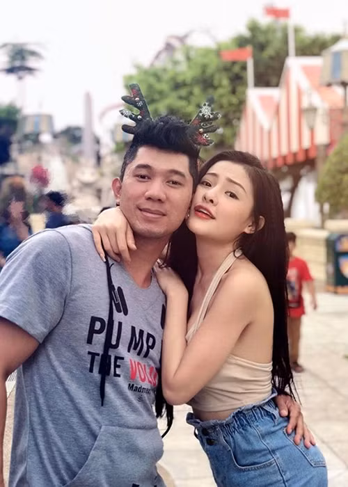 Gần đây, Lương Bằng Quang và Ngân 98 gây ồn ào khi nam ca sĩ giúp bạn gái thay đồ trong lúc livestream bán quần áo.