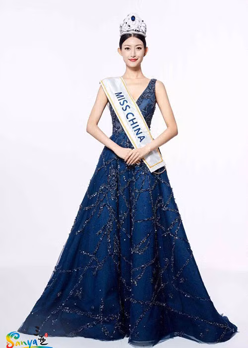 Pei Rui Mao sở hữu vóc dáng thanh mảnh. Trước thềm chung kết, đại diện nước chủ nhà Trung Quốc liên tục gây ấn tượng với thành tích top 4 phần thi siêu mẫu, top 4 phần thi tài năng và top 25 phần thi nhân ái.
