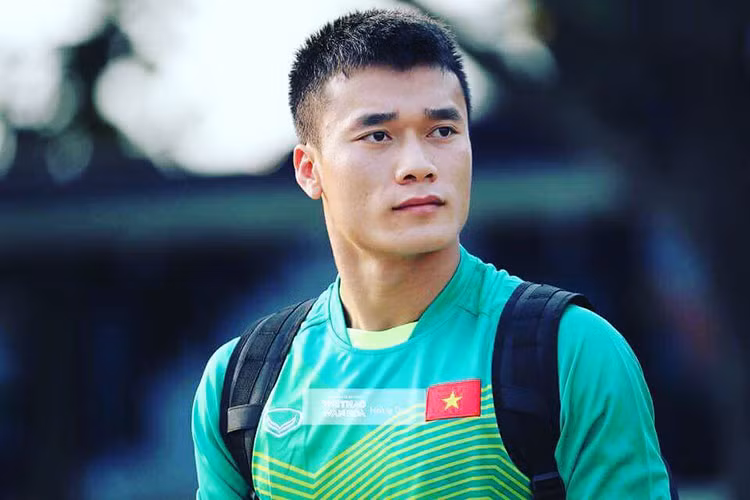 Thủ môn Bùi Tiến Dũng có vẻ ngoài điển trai, cao ráo.