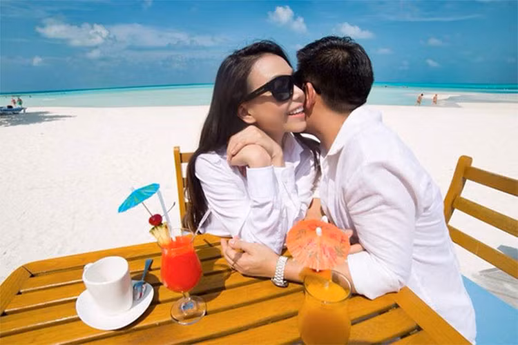 Giống như Ngọc Trinh, Trà Ngọc Hằng thường xuyên giấu mặt những người bạn trai của mình. Ảnh: Zing