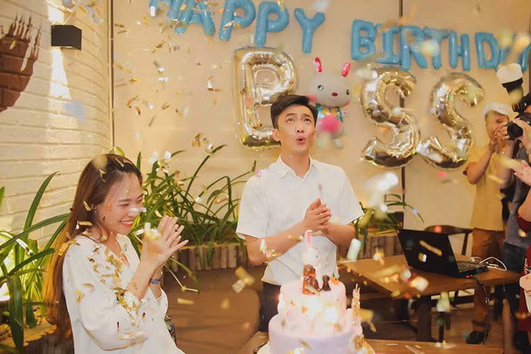 Chồng cũ của Hồ Ngọc Hà tỏ ra chiều chuộng Đàm Thu Trang nhất trong số bóng hồng từng vây quanh anh.