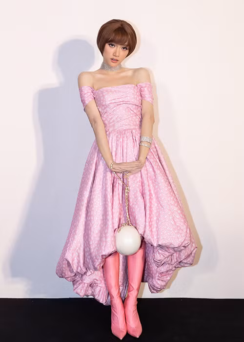 Hương Giang Idol trông khá lạ lẫm với kiểu tóc ngắn.