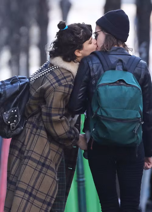Hồi tháng 11 vừa qua, tình cũ đồng giới của Kristen sinh con nhưng không tiết lộ ai là bố của bé. 