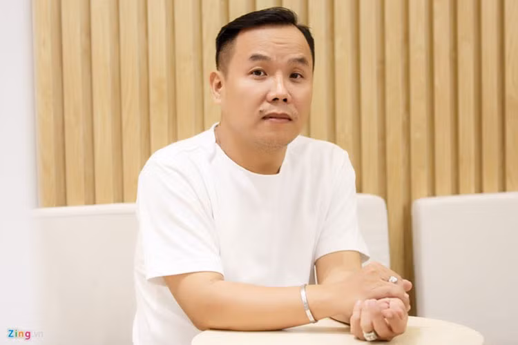 Ông bầu Việt Hùng cũng có phát ngôn gây chú ý. Trên Zing, anh khẳng định có khả năng cảm nhận được người đẹp làm nghệ thuật giả. “Tôi có khả năng cảm nhận được ai “có mùi”, vì người đó từ cử chỉ, tác phong, giao tiếp đều không có đẳng cấp”, nhà thiết kế cho hay. Ảnh: Zing