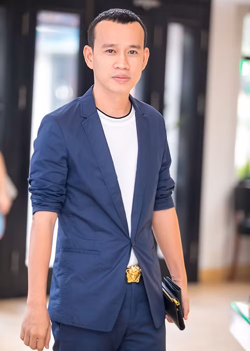 Theo lời ông bầu Phúc Nguyễn, 90% các nam nhân sẵn sàng trao tình, hiến thân, miễn ông bầu chu cấp tiền bạc và đầu tư, lăng xê. Những chia sẻ của Phúc Nguyễn vạch trần mảng tối của showbiz khiến nhiều người sốc. Ảnh: Dân Việt