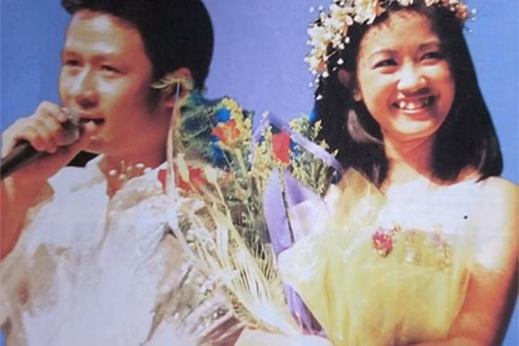 Nụ cười răng khểnh trở thành thương hiệu của "cô Bống". Trong ảnh, Hồng Nhung tươi rói bên Bằng Kiều năm 1999. Ảnh: Vietnammoi
