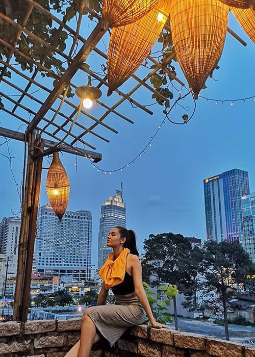 Sau khi đoạt vương miện Hoa hậu Hoàn vũ Philippines 2018, người đẹp trở lại Việt Nam vào tháng 8. Lần đó, cô ở TP HCM.