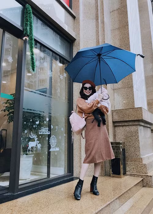 Sau tuyên bố làm mẹ đơn thân, Trà Ngọc Hằng liên tục chia sẻ hình ảnh con gái nhưng khéo léo giấu mặt bé.