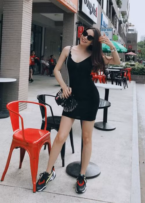 Sau 4 tháng sinh con, Trà Ngọc Hằng đã lấy lại được vóc dáng thon gọn.