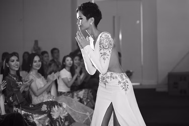 Suốt một năm qua, Hoa hậu H'hen Niê luôn là cái tên nổi bật trong các hoạt động vì cộng đồng, xã hội.