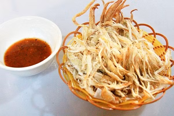 Ngoài mực khô, bác sĩ cũng nhấn mạnh những thực phẩm chứa nhiều cholesterol. Người mỡ máu cao cần hết sức thận trọng.