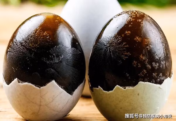Trứng bắc thảo. Trứng bắc thảo là trứng được ủ lên men, khi ăn có thể không cần nấu chín. Đây là một món ăn thơm ngon và nhiều dinh dưỡng. Đáng lưu ý, trứng bắc thảo có lượng lớn cholesterol, cao hơn so với trứng gà thông thường. Ước tính, 150mg trứng bắc thảo có thể chứa tới 600hg cholesterol.