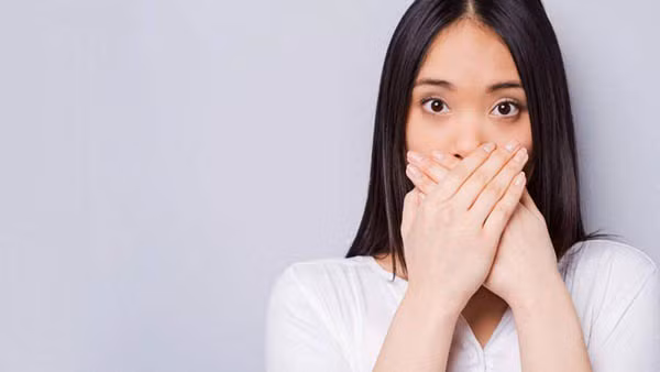 Hôi miệng. Hôi miệng là tình trạng rất phổ biến, có thể do thực phẩm, đánh răng không đúng cách, sâu răng hoặc uống ít nước. Tình trạng này sẽ nhanh chóng cải thiện khi điều chỉnh chế độ ăn, cách vệ sinh. Ngược lại, hôi miệng kéo dài, hơi thở có mùi ôi khét, tanh hoặc mùi trứng thối; có thể cảm nhận rõ ràng; khó cải thiện sau khi vệ sinh sạch sẽ thì rất có thể đây là dấu hiệu gan có vấn đề.