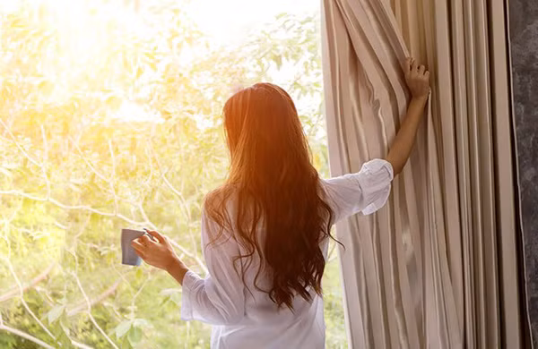 Để thức dậy không cần đồng hồ báo thức, bạn nên rèn thói quen ngủ, tỉnh dậy vào khung giờ cố định. Bạn cũng có thể để mở cửa sổ phòng ngủ, đặt giường ở nơi có ánh sáng mặt trời chiếu trực tiếp nhằm rèn thói quen thức dậy bằng ánh sáng tự nhiên. Trường hợp cần tỉnh giấc trước khi mặt trời mọc, bạn nên dùng đồng hồ báo thức có âm thanh nhẹ nhàng như chuông gió, tránh âm thanh khó chịu.