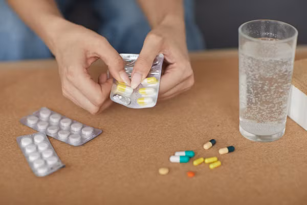 Tự bổ sung vitamin. Nhiều người tự bổ sung viên uống vitamin và khoáng chất với hi vọng lấp đầy khoảng trống dinh dưỡng. Tuy nhiên, các nhà khoa học cho rằng rất ít chất bổ sung được chứng minh có hiệu quả như axit folic (uống trước và trong khi mang thai giúp chống lại các khuyết tật ống thần kinh ở trẻ sơ sinh). Bổ sung tùy tiện không mang lại lợi ích giảm nguy cơ mắc bệnh tim mạch, ung thư hay ngăn ngừa suy giảm trí nhớ.